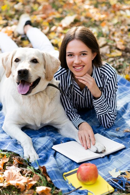 Labrador mignon avec femme souriante