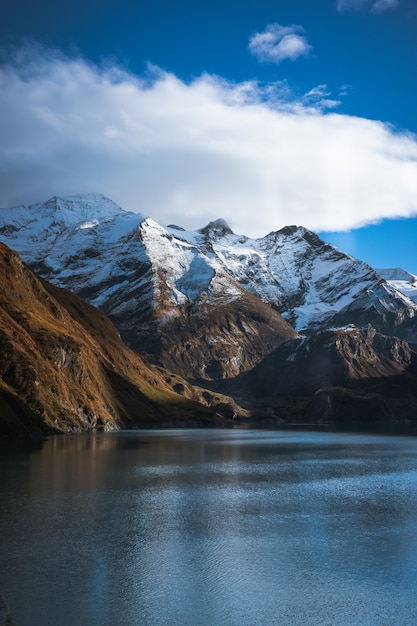 Photo gratuite lac alpin d'hiver