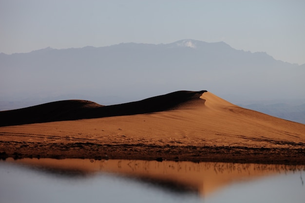 Lac avec une colline dans un jour brumeux à Xijiang, Chine