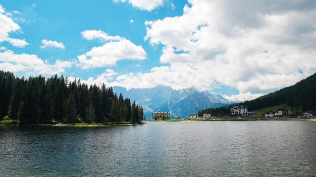 Lac dans les Alpes Dolomites en Italie