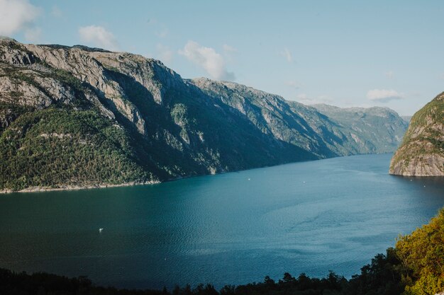 Lac entouré de paysages rocheux