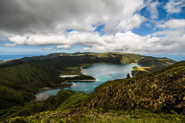 Lac de feu ou Lagoa do Fogo dans le cratère du volcan Pico do Fogo sur l'île de Sao Miguel. Sao Miguel fait partie de l'archipel des Açores dans l'océan Atlantique.