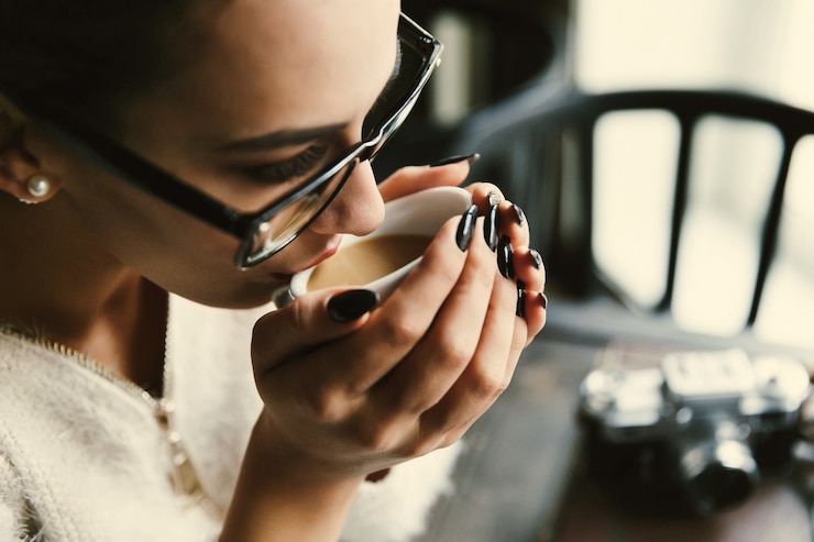 Photo gratuit lady aime son temps à boire du café dans le café