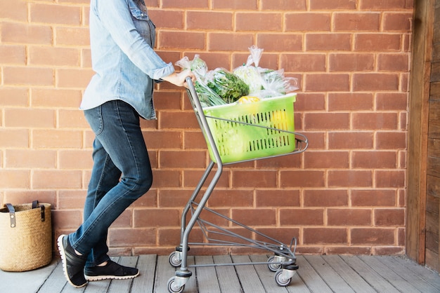 Photo gratuite lady fait les courses de légumes frais au supermarché