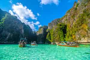 Photo gratuite lagon bleu de pileh à l'île de phi phi, thaïlande.
