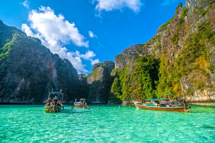 Photo gratuit lagon bleu de pileh à l'île de phi phi, thaïlande.