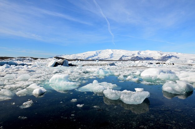 La lagune glaciaire d'Islande avec des morceaux de glace et de neige