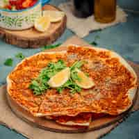 Photo gratuite lahmacun aux citrons et aux verts