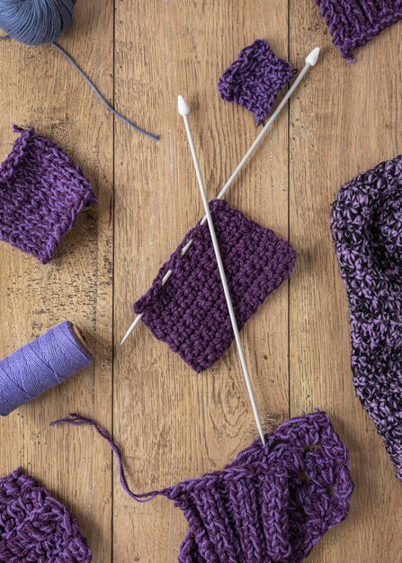 Laine et aiguilles à tricoter sur 24
