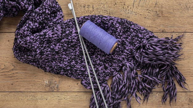 Photo gratuite laine et aiguilles à tricoter pour écharpe
