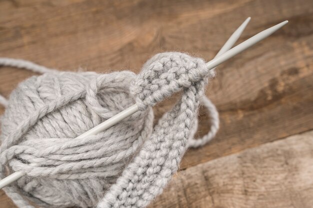 Laine crochetée avec des aiguilles en plastique