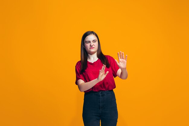 Laisse-moi penser. Adolescente pensive douteuse avec une expression réfléchie faisant le choix