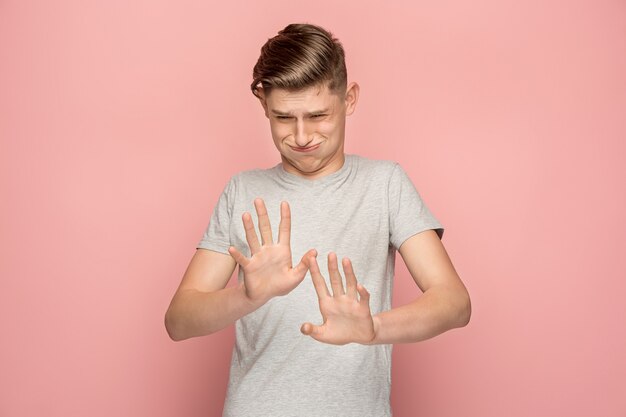 Laisse-moi penser. Homme pensif douteux avec une expression réfléchie faisant un choix contre l'espace rose