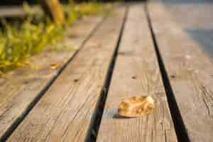 Photo gratuite laisser fermer au-dessus des planches de bois