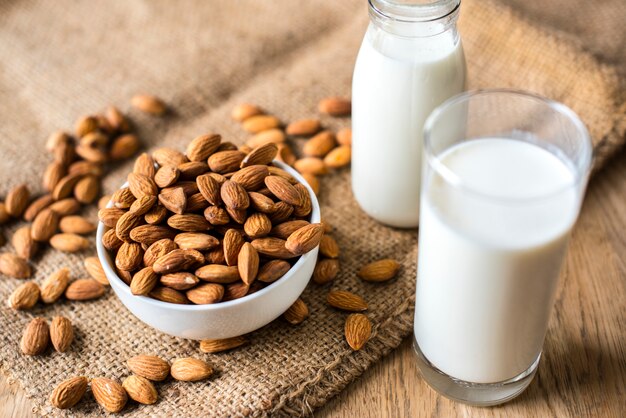 Lait d&#39;amande bio et amandes