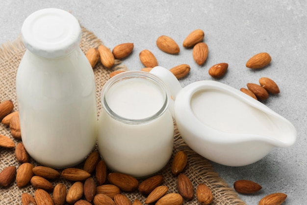 Lait bio avec de délicieuses amandes sur la table