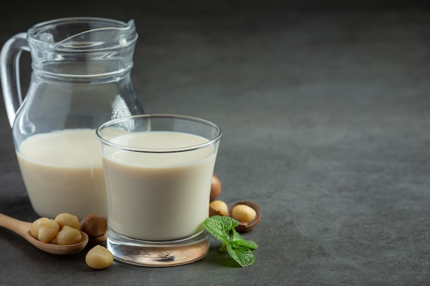 Photo gratuite lait blanc de macadamia prêt à servir