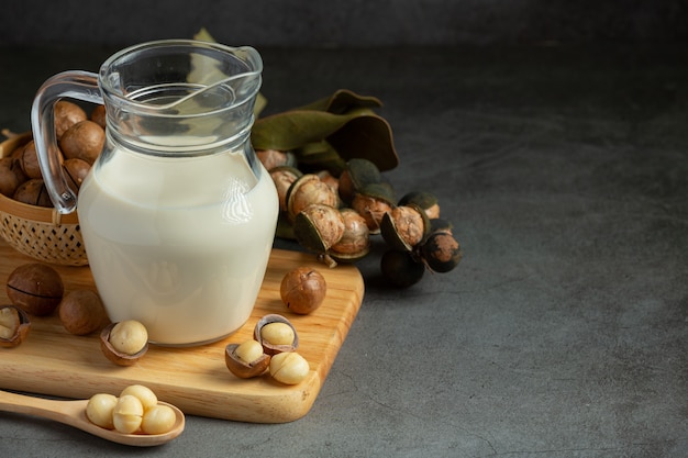 Photo gratuite lait blanc de macadamia prêt à servir