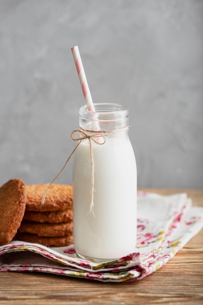 Photo gratuite lait en bouteille avec de la paille