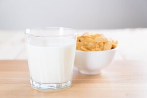 Photo gratuite lait et céréales