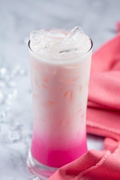 Lait chaud rose en verre beau motif de marbre décoratif.