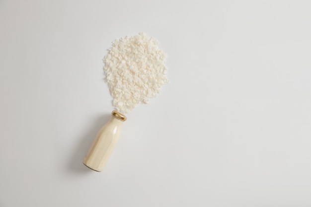 Lait de coco végétalien à boire. Alternative laitière pour l'intolérance au lactose. Boisson végétale riche en protéines et en calcium. Boisson nutritive saine. Copiez l'espace sur fond blanc pour votre annonce