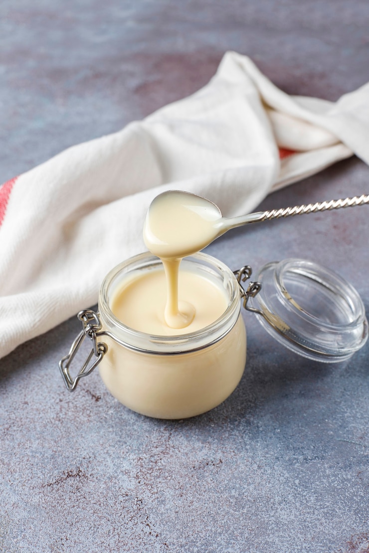 Photo gratuit lait concentré sucré fait maison.