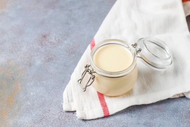 Photo gratuite lait concentré sucré fait maison.