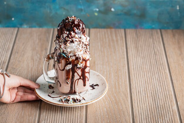 Lait crémeux à la vanille avec sauce au chocolat dans une soucoupe blanche