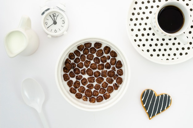 Lait du matin avec des céréales et du café