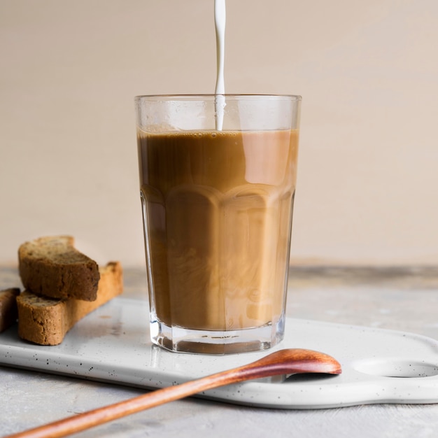 Le lait est versé en frappé à côté de tranches de pain avec des graines