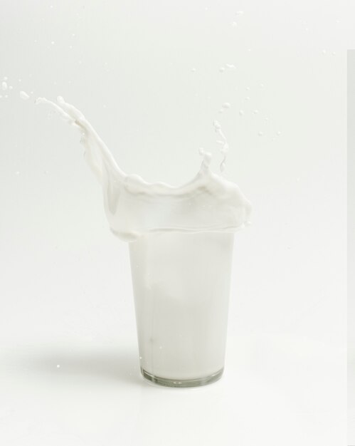 Lait frais éclaboussant d'un verre