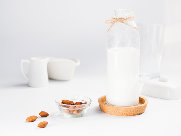 Lait frais et quelques amandes