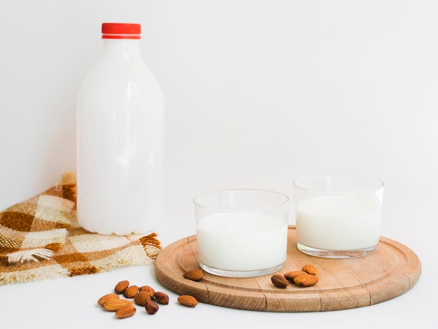 Lait frais et quelques amandes