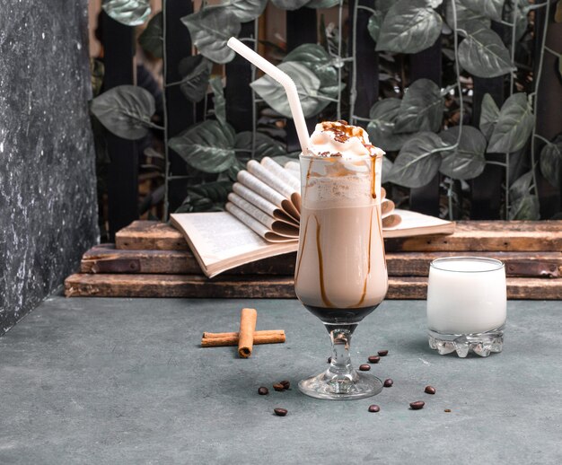 Lait frappé au sirop de chocolat et à la cannelle