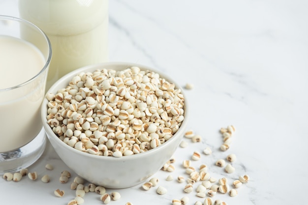 Lait de millet en verre prêt à servir