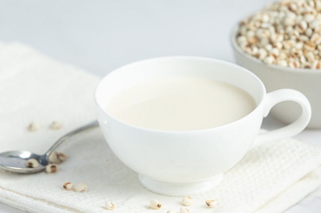 Photo gratuite lait de millet en verre prêt à servir