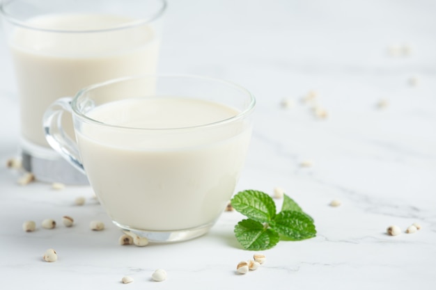 Lait de millet en verre prêt à servir