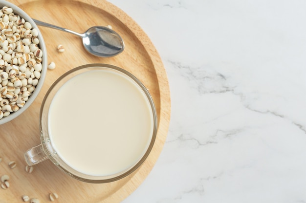 Lait de millet en verre prêt à servir