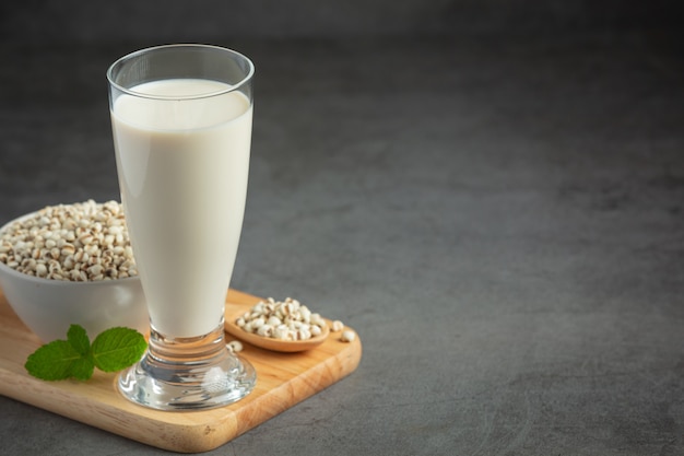 Lait de millet en verre prêt à servir