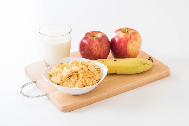 Lait, pomme, banane et flocons de maïs