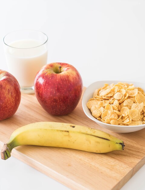 Lait, pomme, banane et flocons de maïs