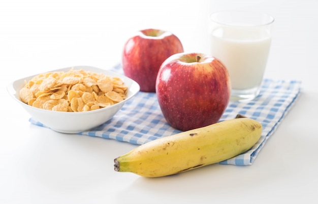 Lait, pomme, banane et flocons de maïs