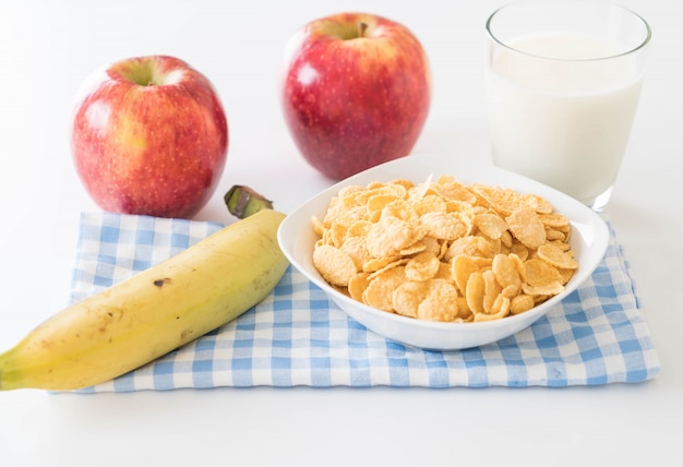 Lait, pomme, banane et flocons de maïs