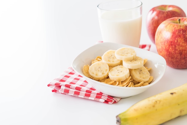 Lait, pomme, banane et flocons de maïs