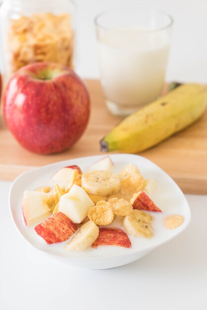 Lait, pomme, banane et flocons de maïs