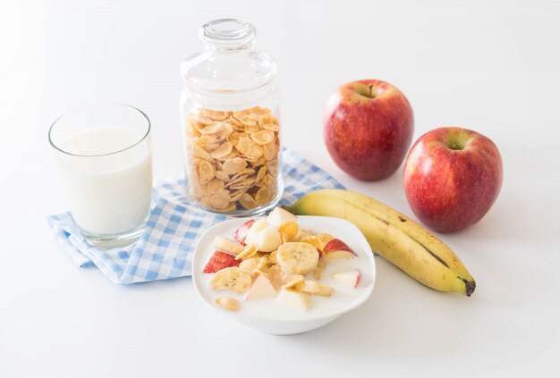 Lait, pomme, banane et flocons de maïs