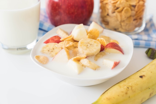 Lait, pomme, banane et flocons de maïs