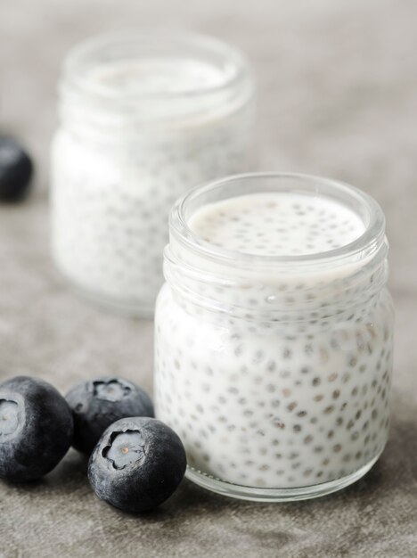 Lait en pots et myrtille haute vue