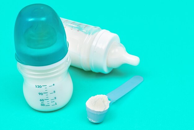 Lait En Poudre Pour Bebe Dans Une Cuillere A Mesurer Sur La Canette Photo Premium